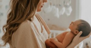 mama sujetando a su hijo
